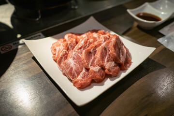 ラム肉を使ったバーベキュー料理のジンギスカン。新鮮なラム肉。