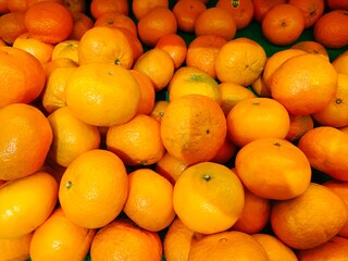 a bunch of fresh oranges on display for sale in the supermarket