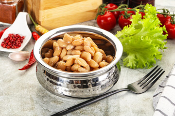 White canned beans in the bowl