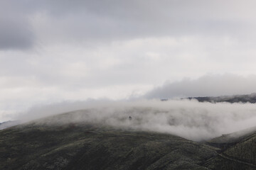 Niebla en montaña portugal