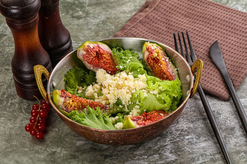 Salad with fig and sheep cheese