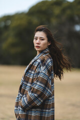 Fototapeta premium 冬の公園にいる女性