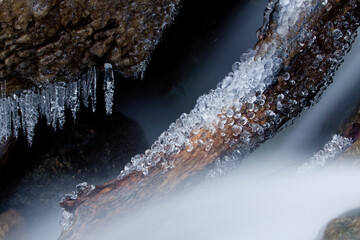 Détails de glace stalactites et stalacmites