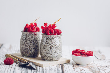 petit déjeuner verrines de chia pudding avec des framboises et groseilles
