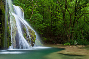 Obraz premium Cascade printemps vert et forêt enchantée
