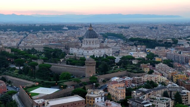 Roma e la cupola di San Pietro. Anno giubilare. Italia.
Vista aerea, della cupola della Basilica sullo sfondo della citt&agrave; di Roma.
