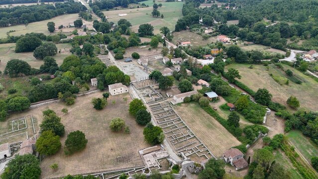 Parco archeologico di Saepinum o Sepino, Altilia, Campobasso, Molise, Italia.
Ripresa aerea dell'area archeologica con i resti delle fortificazioni sannitiche