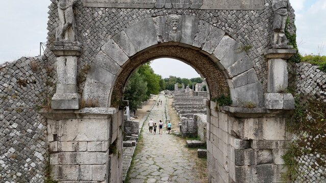 Parco archeologico di Saepinum o Sepino, Altilia, Campobasso, Molise, Italia.
Ripresa aerea dell'area archeologica con i resti delle fortificazioni sannitiche