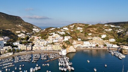 Isola di Ponza, Lazio, Italia, Meditterraneo. Il porto e la località di Sant'Antonio. Vista Aerea del porto di Ponza, l'isola mondana più bella d'Italia. 