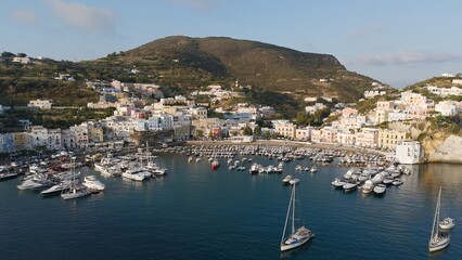 Fototapeta premium Isola di Ponza, Lazio, Italia, Meditterraneo. Il porto e la località di Sant'Antonio. Vista Aerea del porto di Ponza, l'isola mondana più bella d'Italia. 
