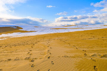 雪が積もった冬の鳥取県の鳥取砂丘　旅行