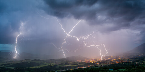 Orage au dessus de Gap dans les alpes en montagne