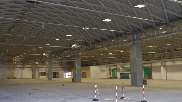 capannone industriale in ristrutturazione con gli operai al lavoro