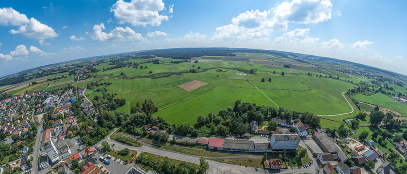 Ausblick auf Langquaid im Tal der Gro&szlig;en Laber im Kreis Kelheim