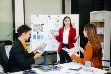 Obraz premium Office colleagues have a casual discussion. During a meeting in a conference room, a group of business teem