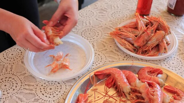 Cooking shrimp food, removing the shell.