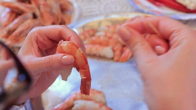 Cooking shrimp food, removing the shell.