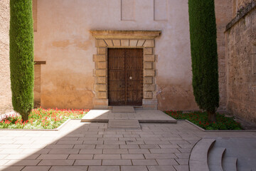 Obraz premium A door of the Alhambra located in Granada, Spain.