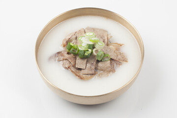  Soup made by boiling the head, intestines, bones, feet, and ox of a cow. Or the soup with rice.