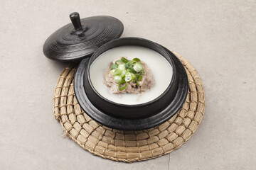  Soup made by boiling the head, intestines, bones, feet, and ox of a cow. Or the soup with rice.