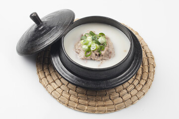  Soup made by boiling the head, intestines, bones, feet, and ox of a cow. Or the soup with rice.