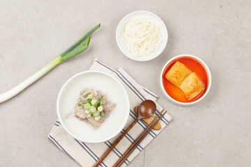  Soup made by boiling the head, intestines, bones, feet, and ox of a cow. Or the soup with rice.