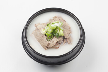  Soup made by boiling the head, intestines, bones, feet, and ox of a cow. Or the soup with rice.