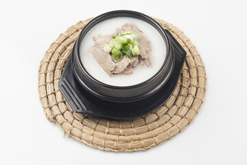 Soup made by boiling the head, intestines, bones, feet, and ox of a cow. Or the soup with rice.