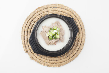  Soup made by boiling the head, intestines, bones, feet, and ox of a cow. Or the soup with rice.