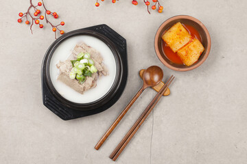  Soup made by boiling the head, intestines, bones, feet, and ox of a cow. Or the soup with rice.