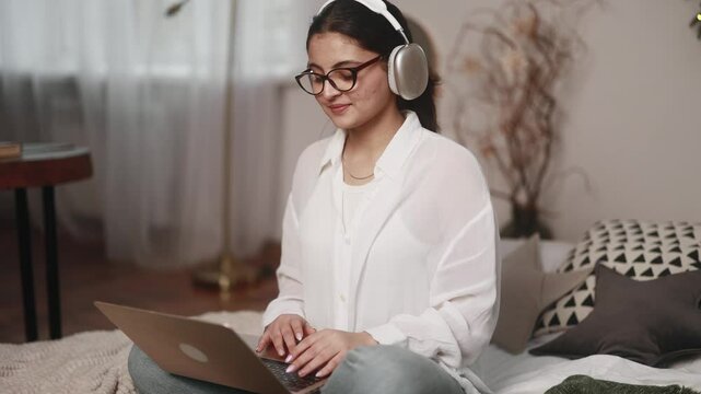 student, study, distance, education, freelancer, arab, arabian, busy, cheerful, computer, concentration, confident, course, effective, exam, female, freelance, girl, home, homework, india, indian, ind