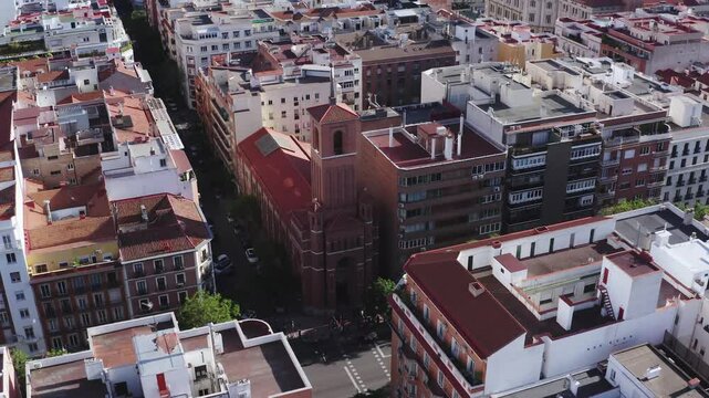 vuelo de dron en Iglesia de ladrillo en ciudad de madrid 