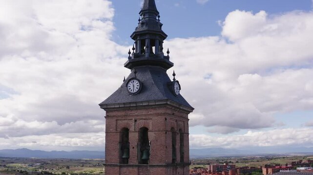 plano aereo de campanario y reloj
