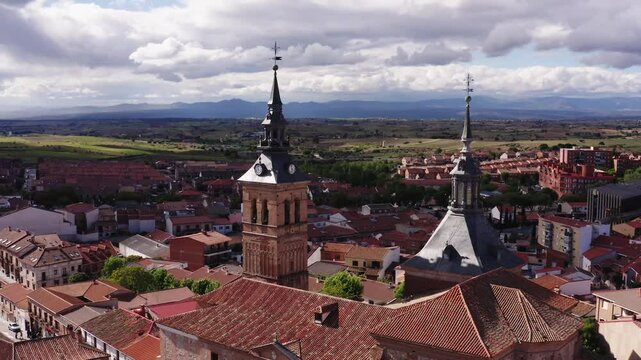 dron acerc&aacute;ndose a campanario