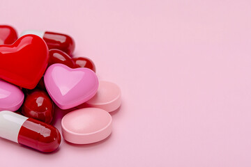 Obraz premium Vibrant red and pink hearts shimmering on a festive background - ideal for Valentine's Day banners or cheerful celebration themes