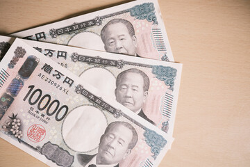 机の上の三万円札