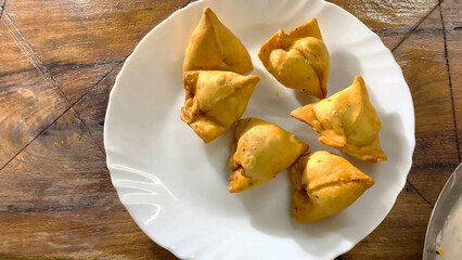 Indian Food – Samosa is a famous Indian cuisine snack, a crispy pastry filled with spiced potatoes and peas. A must-try street snack found at restaurants and food stalls in India.