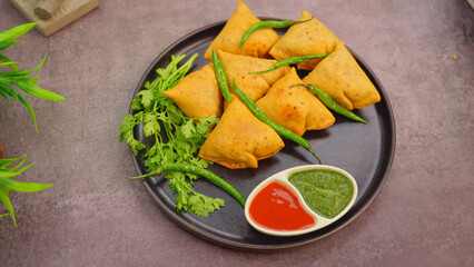 Indian Food – Samosa is a famous Indian cuisine snack, a crispy pastry filled with spiced potatoes and peas. A must-try street snack found at restaurants and food stalls in India.