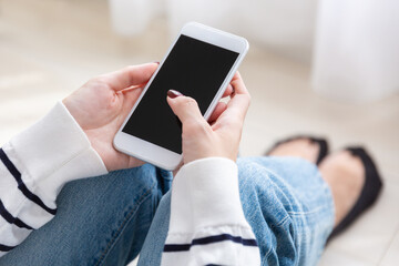 スマホを操作する女性