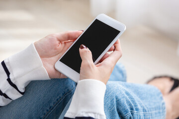 スマホを操作する女性