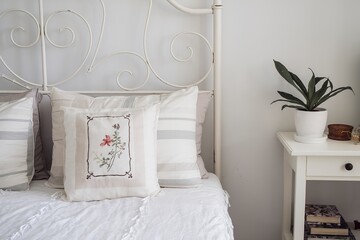 Classis style white vintage metal frame headboard bed