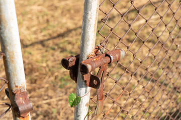 Naklejka premium Photo of an old gate that is broken and cannot be locked.
