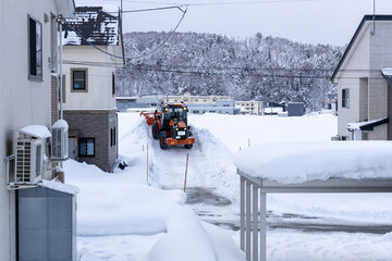 住宅地の除雪をする除雪車