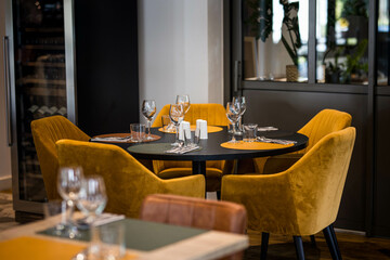 Un restaurant gastronomique vide avec des tables et des chaises et des couverts