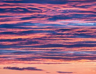 Sonnenuntergang mit feuer roten Wolken mixt mit dunkelblaue Wolken. 