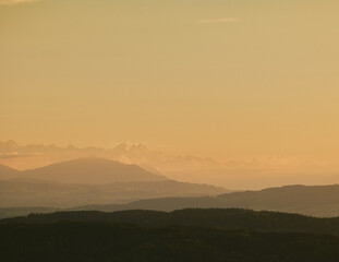Goldener Sonnenuntergang mit grüne Hügellandschaft