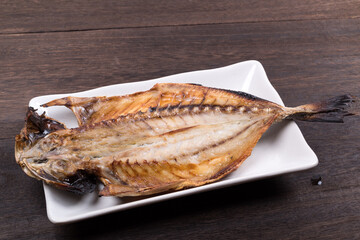 角皿の上の焼いたアジの開き