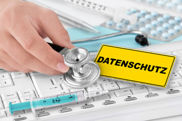 Medizin online Datenschutz mit PC und Stethoskop