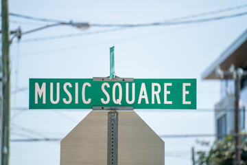 Obraz premium Street sign for Music Square East in an urban setting on a sunny day
