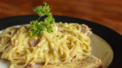 carbonara spaghetti with pesto sauce